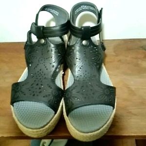 BARE STRAPS Sandal in Size 6.5